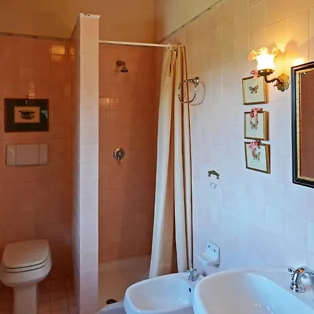 Hostal De 12, Emma Todi