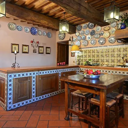 Hostal De 12, Emma Todi