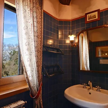 Hostal De 12, Emma Todi