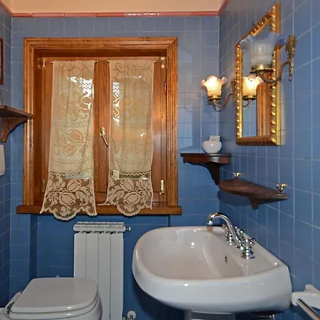Villa Hostal De 12, Emma