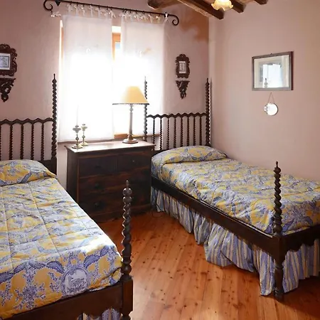 Villa Hostal De 12, Emma Todi