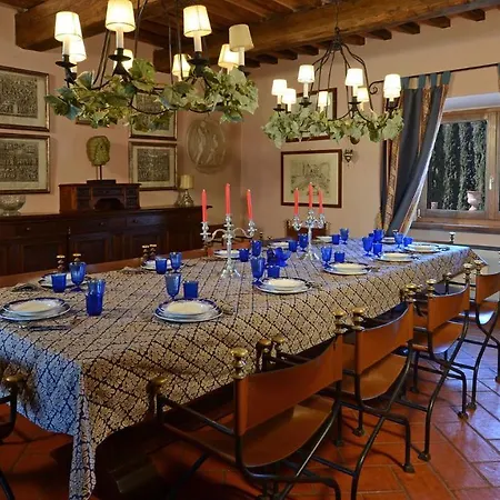 Villa Hostal De 12, Emma *