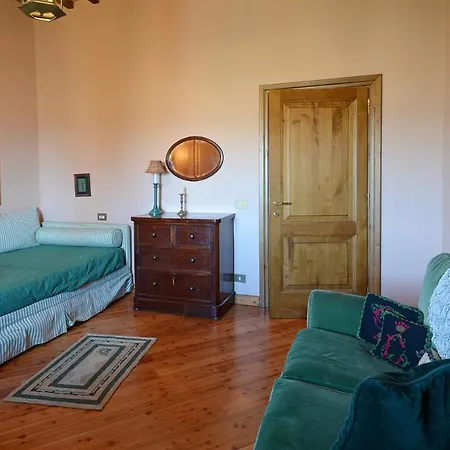 Hostal De 12, Emma Todi