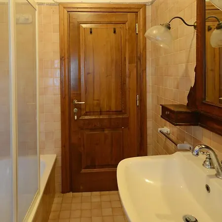 Hostal De 12, Emma Villa