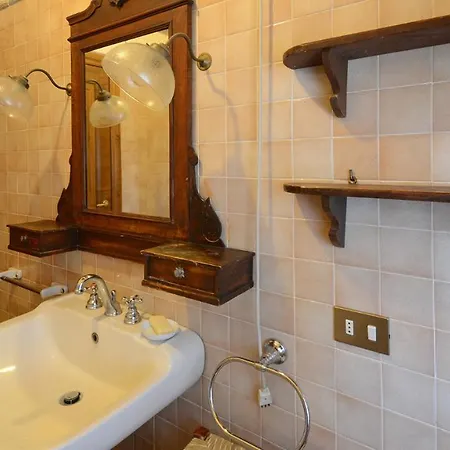 Hostal De 12, Emma Villa *