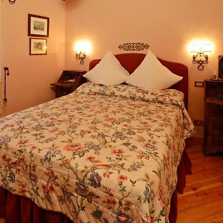 Hostal De 12, Emma Todi