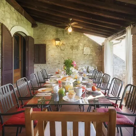 Hostal De 12, Emma Todi
