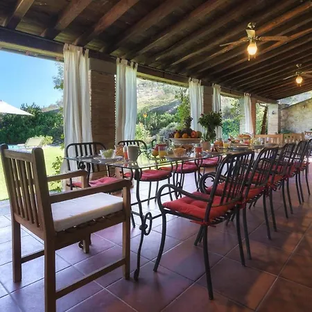 Hostal De 12, Emma Todi