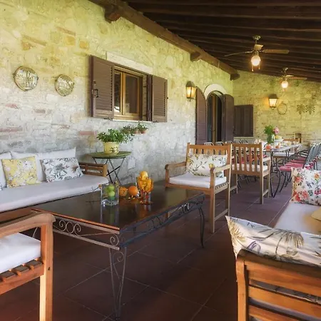 Hostal De 12, Emma Todi