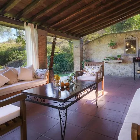 Villa Hostal De 12, Emma *